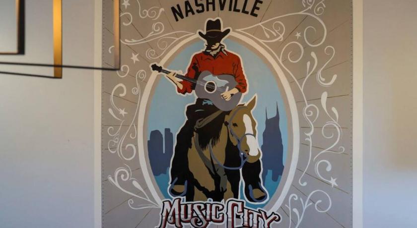 WeHo Nashville Home, Geodis Park, Mini-Golf, Arcade, 10min to Downtown! Sleeps 10!