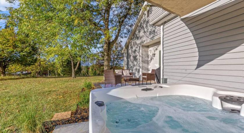 The Luxe/Hot Tub/ Putt Putt/10 Mins Shaker Village