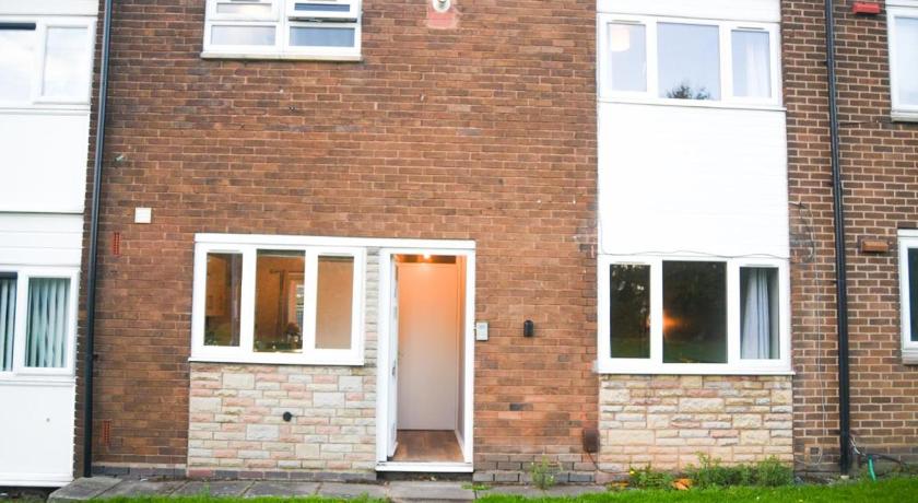 2ndHomeStays -Willenhall-Charming 3-Bedroom Home
