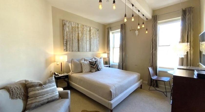 Independence Square 304, Stylish Hotel Room with Downtown Views & Great Location