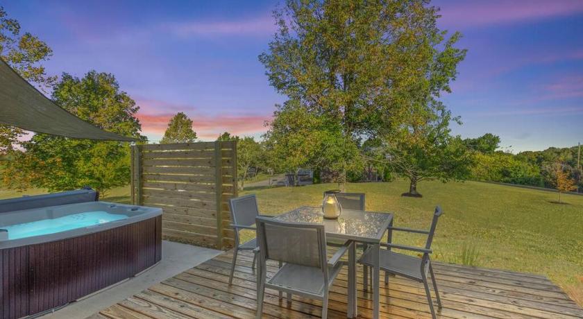 The Luxe/ Hot Tub/ On Bright Leaf Golf Course