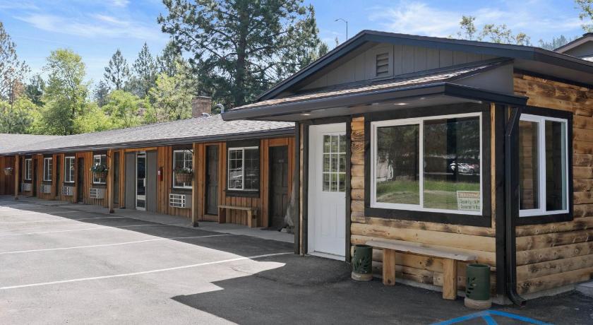 Lake Village Lodge