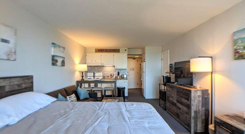Cute Cedar Lodge Studio with Balcony & Lake Views!