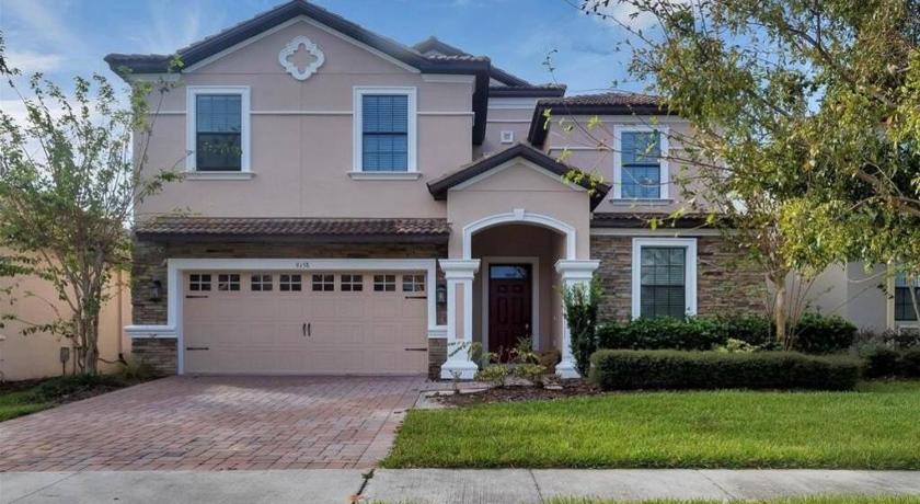 Vibrant 8Bd Villa in Champions Gate