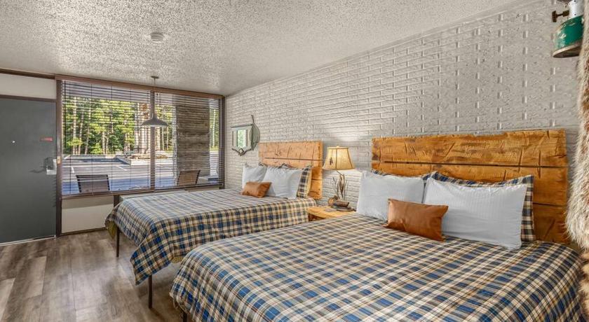 Stonegate Lodge Sleeps 4 Fast WiFi Firepits TV Salt Water Pool Room #204