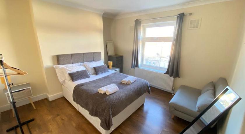 Evo C - 2 Bed Apartment 2 Min Walk to Station - longer stays available