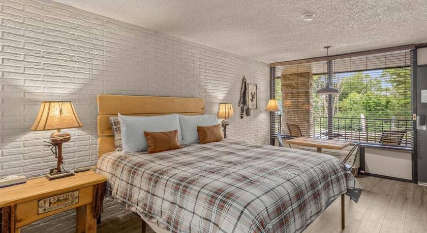 Stonegate Lodge King Bed Fast WiFi 40in TV Salt Water Pool Room #309