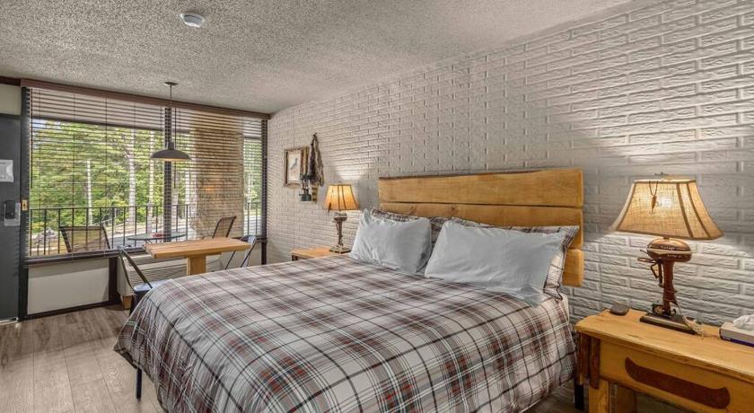 Stonegate Lodge King Bed, WiFi, 50in TV, Fire Pit, Salt Water Pool Room # 310