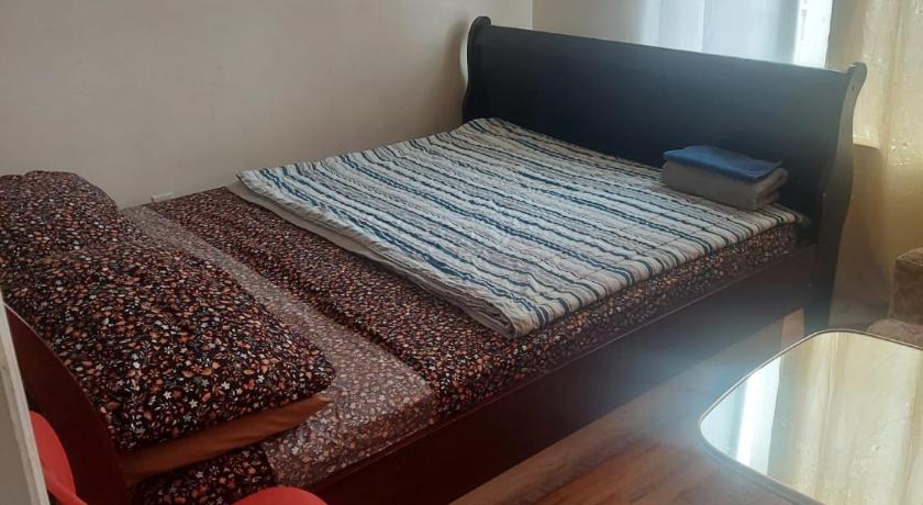 Crystal Room 1 Guest House near 12mins to EWR airport / Prudential / NJIT / Penn station