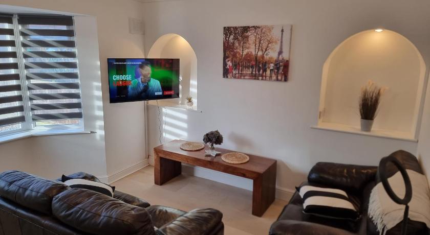 Dulverton house - 3 bed house /sleeps 6+ driveway+close to M1