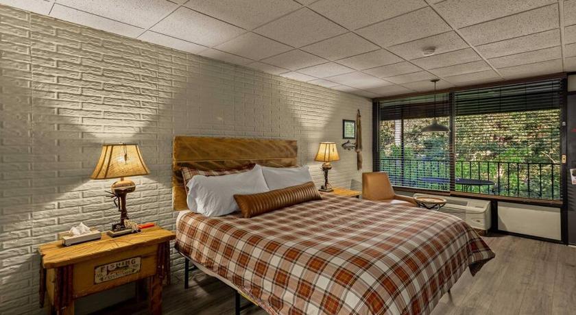 Stonegate Lodge King Bed WIFI 50in Roku TV Salt Water Pool Room #102