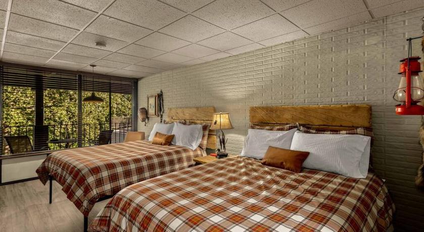 Stonegate Lodge 2 Queen Beds WIFI 50in Roku TV Salt Water Pool Room #105