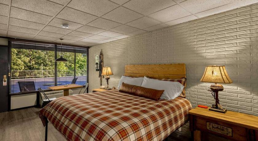 Stonegate Lodge King Bed, WIFI, 50in Roku TV, Salt Water Pool Room #107