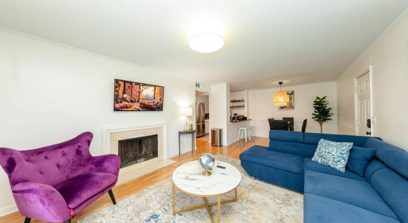 Luxury Midtown 2BR Family Suite Sleeps 8 guests with Private Balcony and Optional Parking Walk to Pa