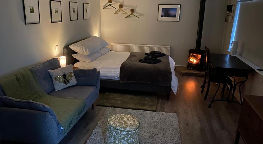 SPALDING - Self Contained Studio Double - An extra single bed can be provided