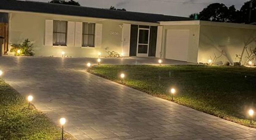 Cozy House in SE Cape Coral. Pet-friendly!