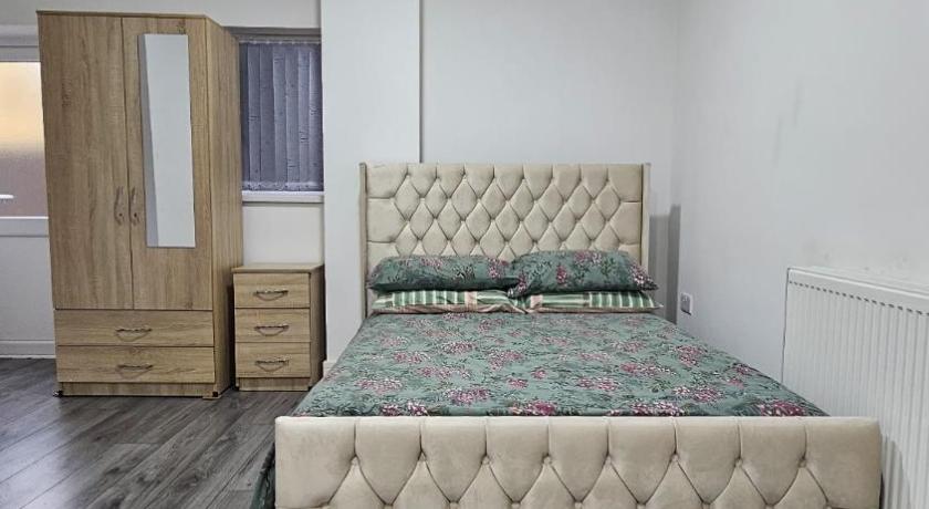 Double Bedroom with private bathroom and shared kitchen