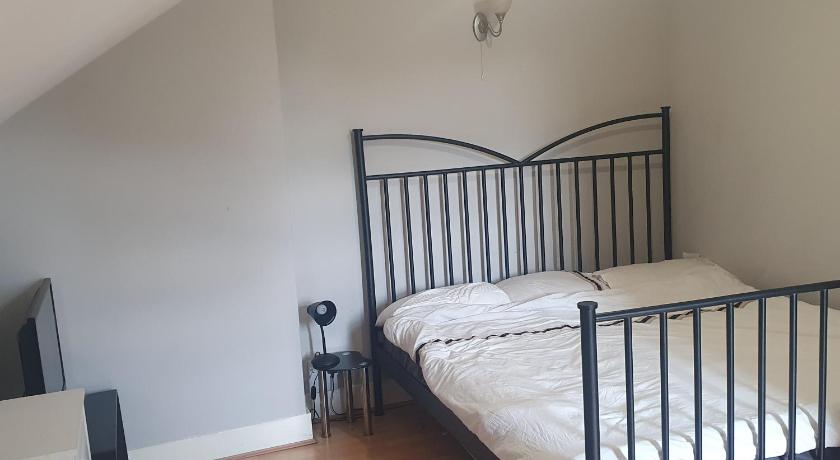 Flat with excellent transport links to central London.
