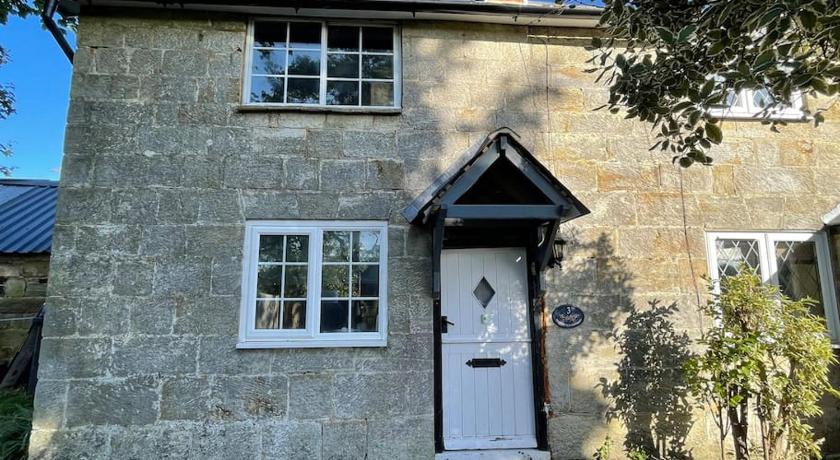 Rustic 18th century stone cottage with fireplace and parking