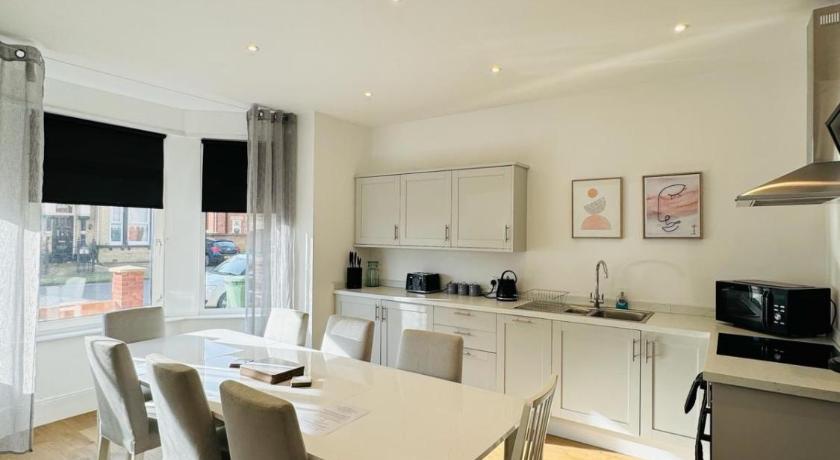 Pearl House - Delightful 3-4 Bedroom Coastal Getaway
