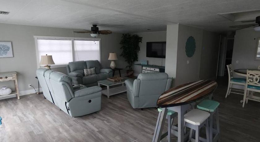 So Beachy! Pet-friendly and free early check in!