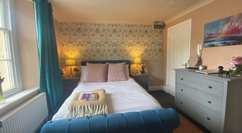 Number Four Russell House, Studio Apartment, centre of Tavistock, Devon