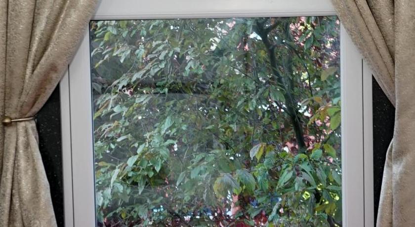 Luxury London house sleeps 13, 2 minutes to metro