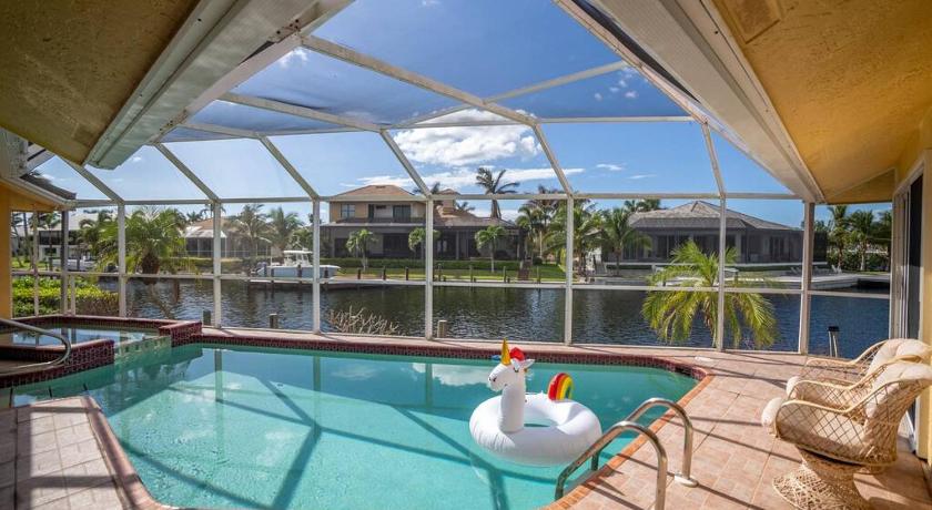 Waterfront Home With Heated Pool/Jacuzzi and only 1mile to beach