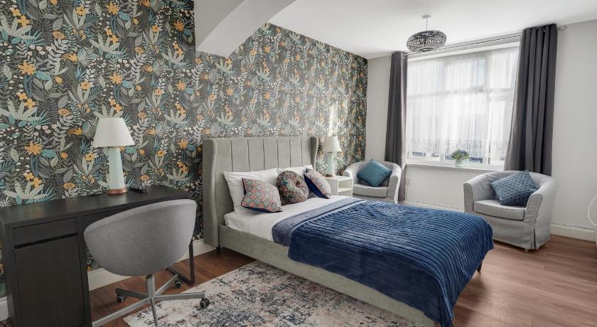 Place to stay in Longbridge