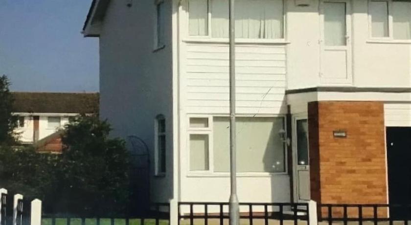 Spacious three bedroom property in Penrhyn bay - sleeps 6