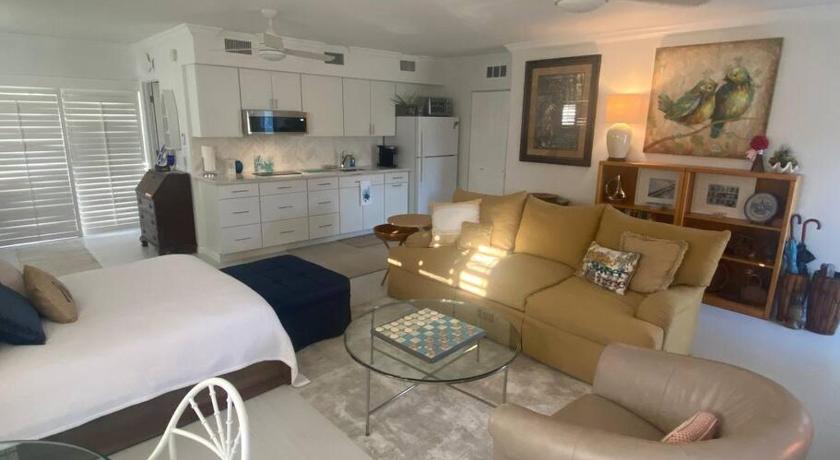 Closest Studio Suite to Vanderbilt Beach, new remodel, well appointed, BBQ, yard, very private plus 