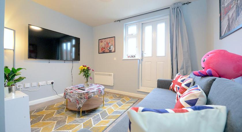 2 BED TERRACED FLAT PICCADILLY LINE
