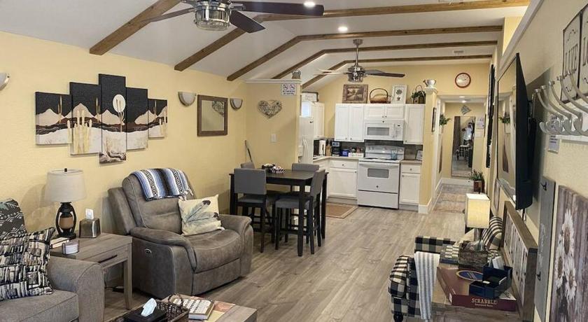 Stockyards Cowtown Outpost-Less than 4 minutes to StockYards-Sleeps 8