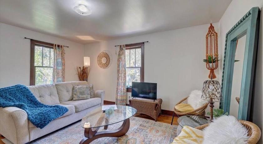 Boho Garden Bungalow Near IU, Downtown, EV Level 2 Station