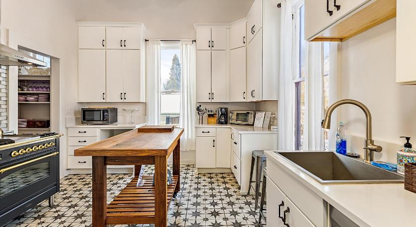 Barclay Klum House by WanderLodges