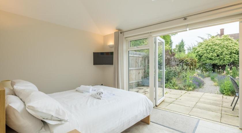 LARGE 4 bedroom Home with Garden and Free Parking