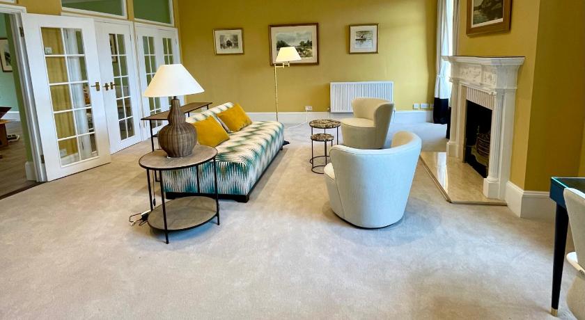 Picturesque Thameside Apartment