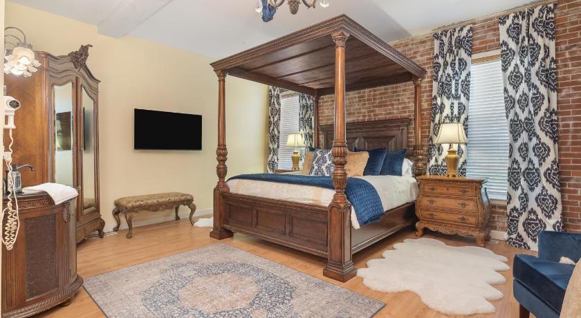Beland Mansion-Royal Crown suite!