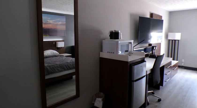 Luxor Inn & Suites, a Travelodge by Wyndham