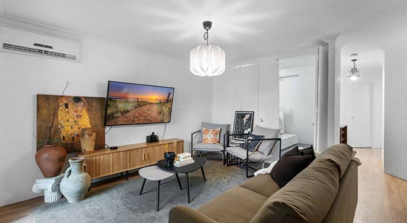 3br unit Stylish retreat SouthPerth