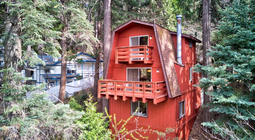 Pet & Kid Friendly Cozy Cabin, BBQ, Firepit, Outdoor Dining, Forest Views