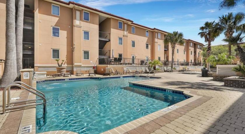 3 BR Condo 2 Pools and Hot Tub Walk to Beach