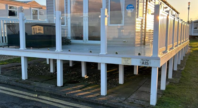 3 BEDROOMED CARAVAN WITH AMAZING SEA VIEWS!