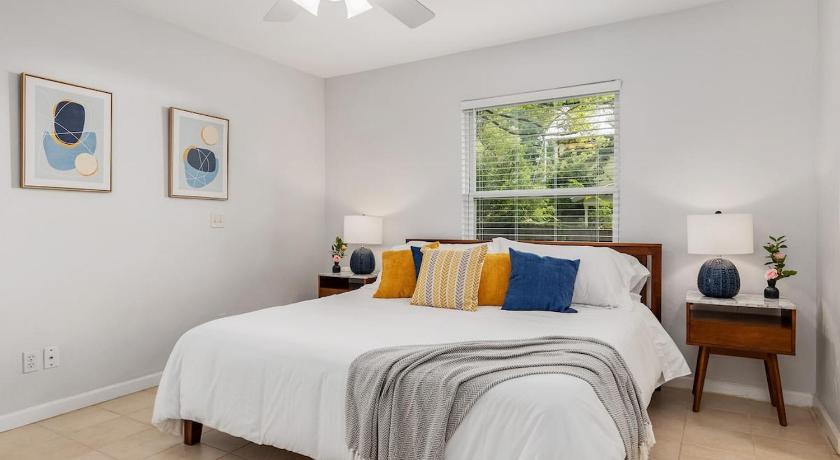 Serenity Terrace KING bed w Lounge & Coffee Bar