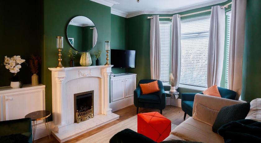 The Green House 3 Bed House - Contractors, Families, Close to city centre, Free Parking