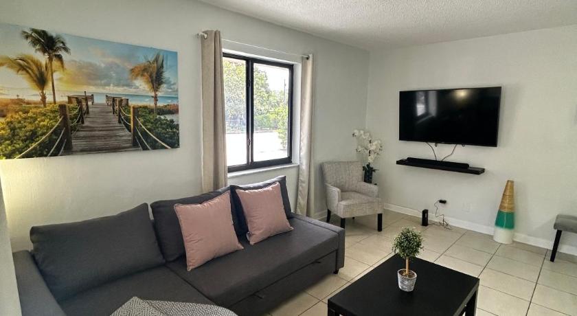 Apartment in Hollywood close to shops & beach 110
