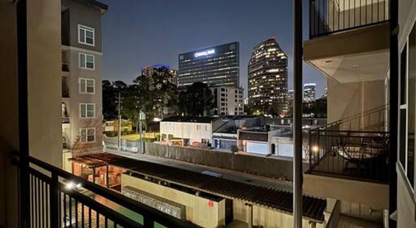 Vacation Rental Home with Pool/Skyline View Near Galleria Mall