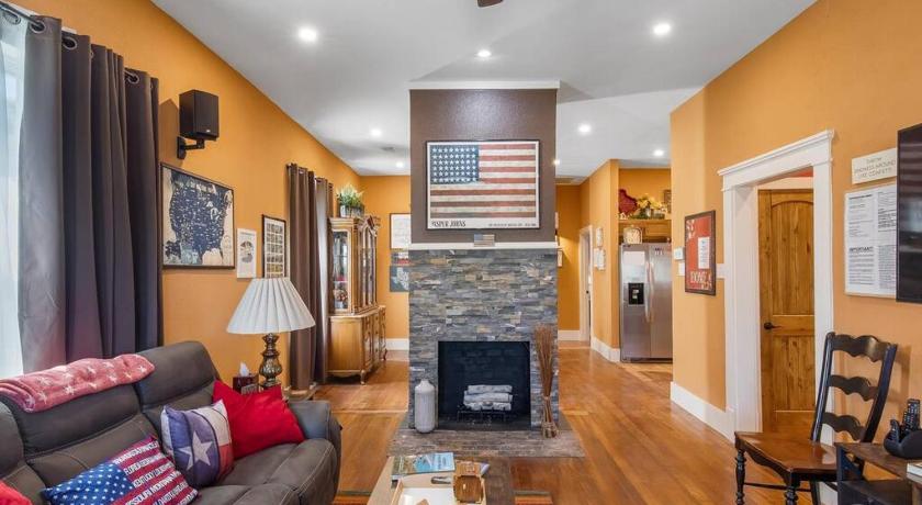 Stockyards-3/4 mile away!-Sleeps 8-Americana House