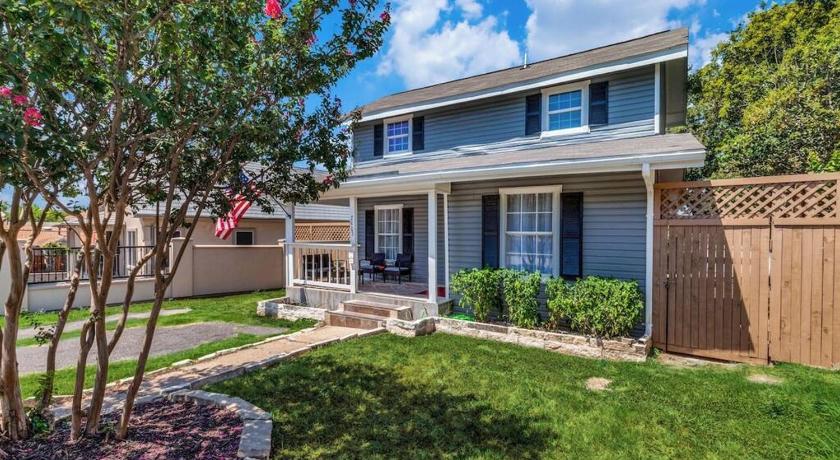 StockYards-BBobs-4mins! GrayLee House.4-Bedrooms