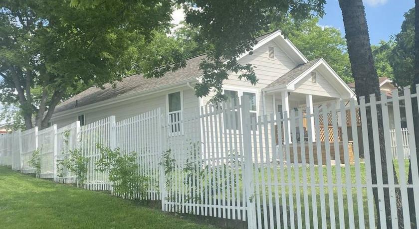 StockYards! Less than 4 minutes-Sleeps 8-Lee House